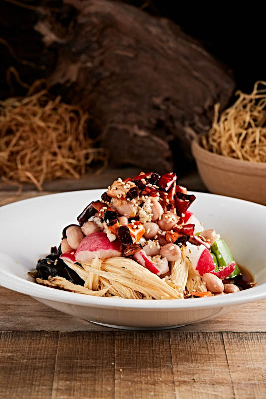 白色瓷盘装的捞汁果仁木耳黄瓜拌腐竹图片