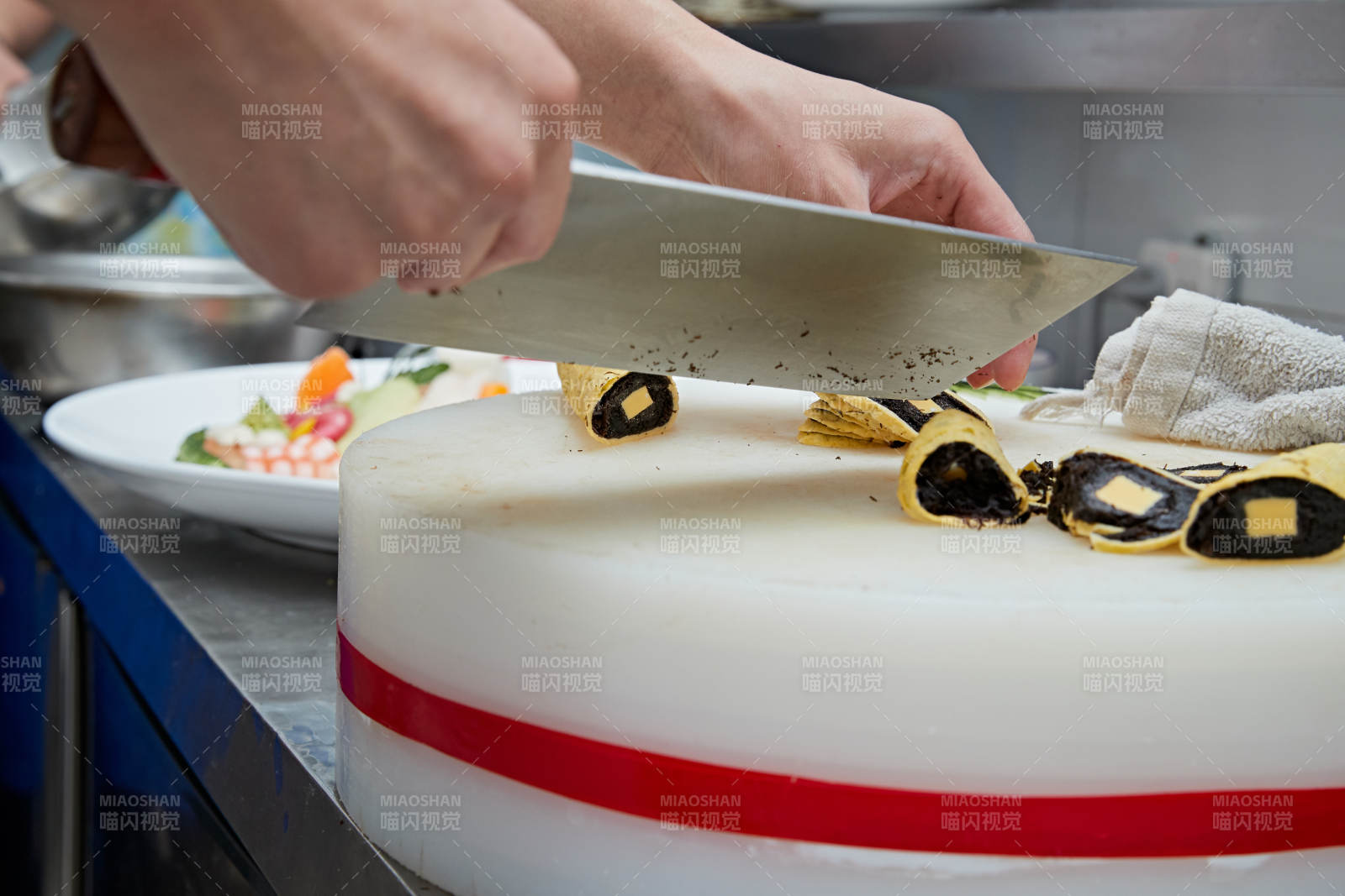 人与食物紧张忙碌的中餐厨房图片