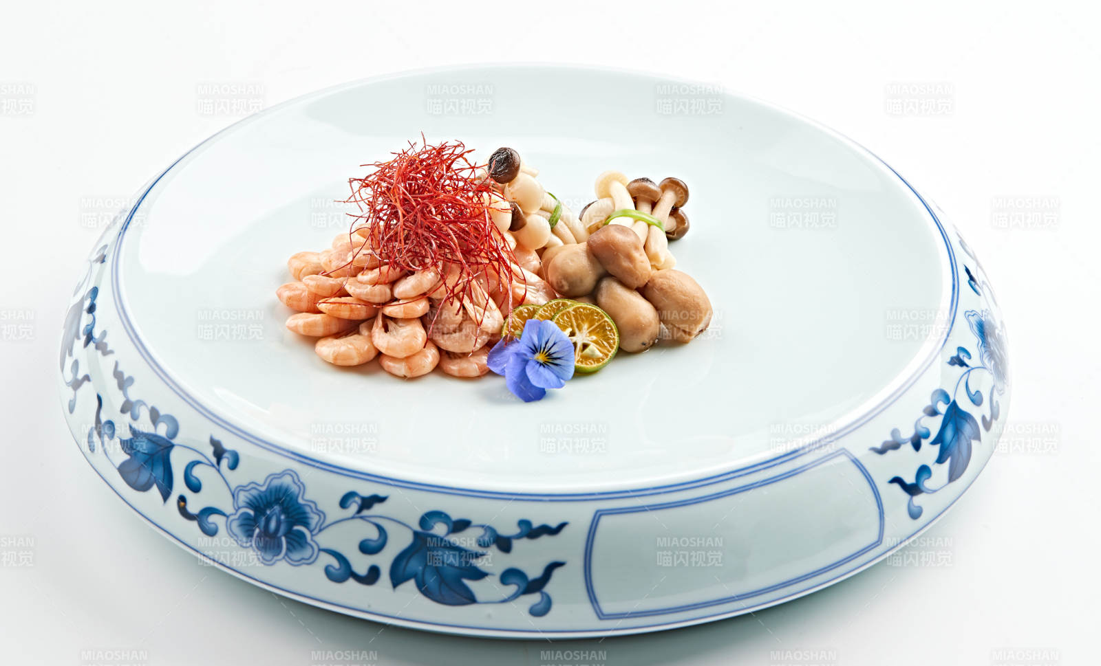 青花瓷盘装的山珍菌配盐水海虾图片