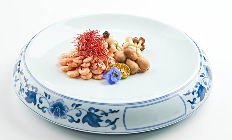 青花瓷盘装的山珍菌配盐水海虾图片