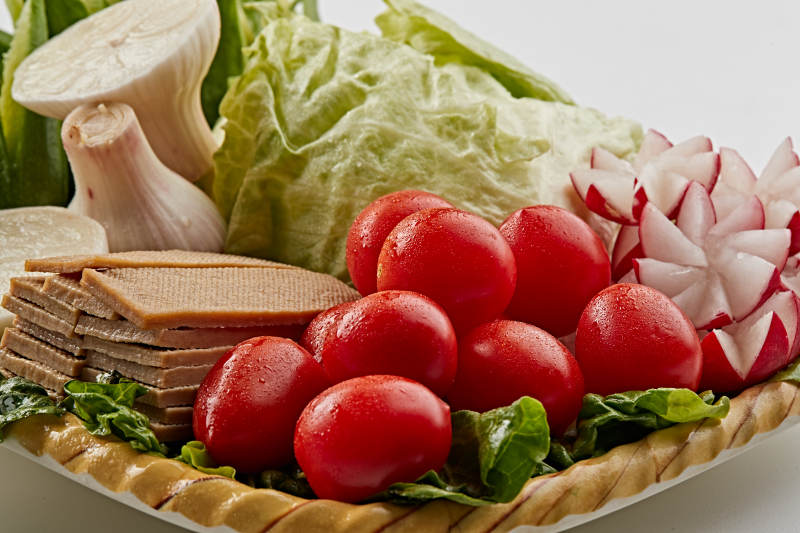 竹制餐具装的农建田园时蔬熏豆干图片