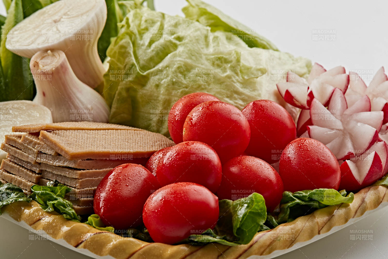 竹制餐具装的农建田园时蔬熏豆干图片