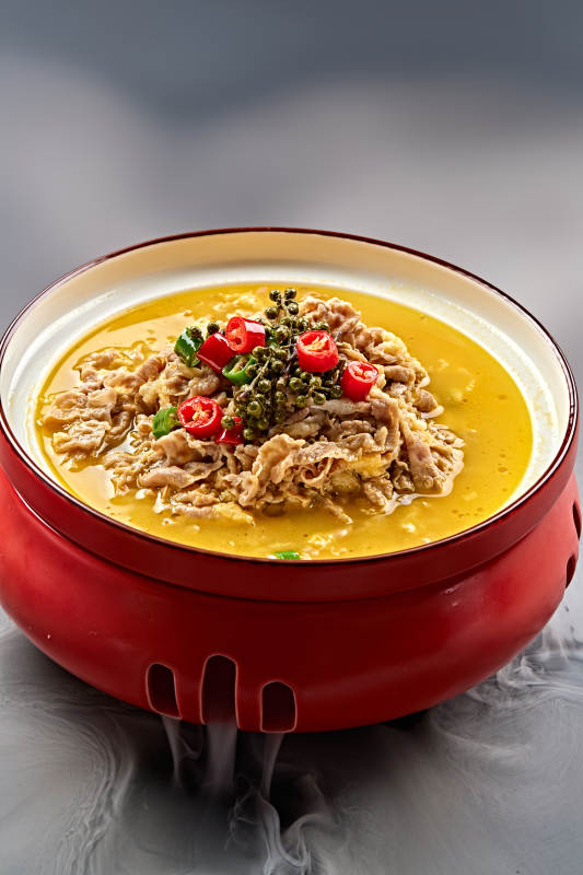 精美餐具装的藤椒鲜辣酸汤羊肉图片