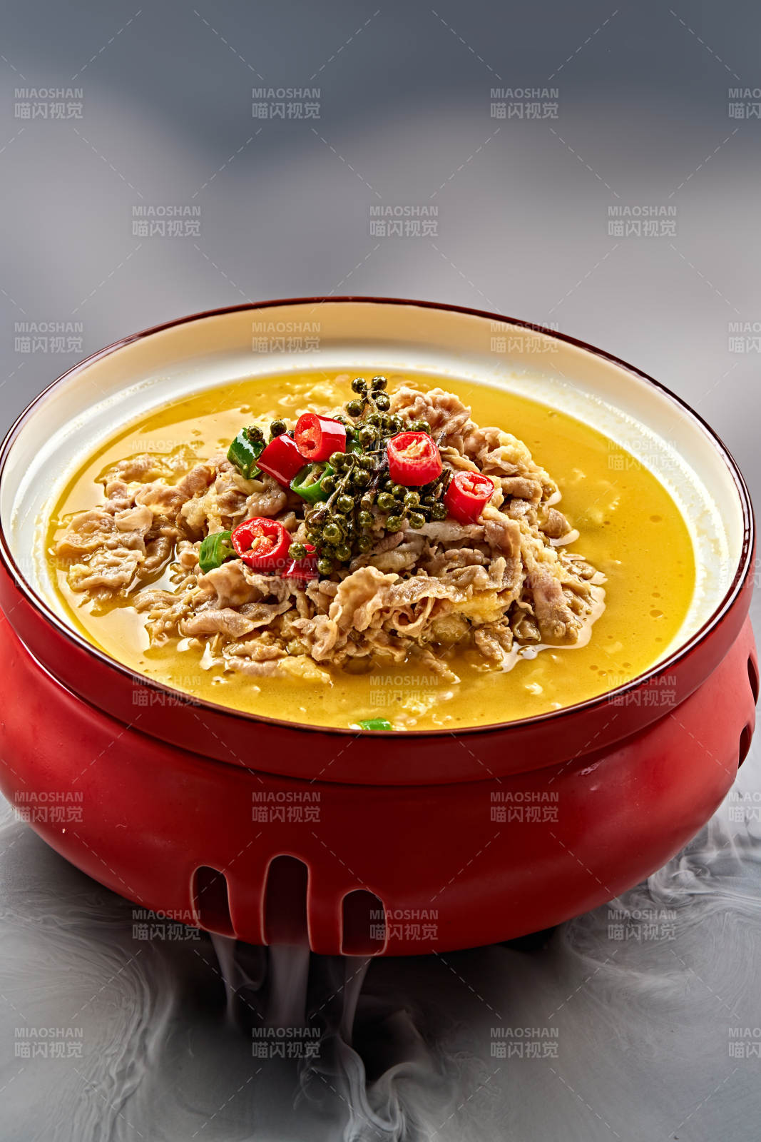 精美餐具装的藤椒鲜辣酸汤羊肉图片