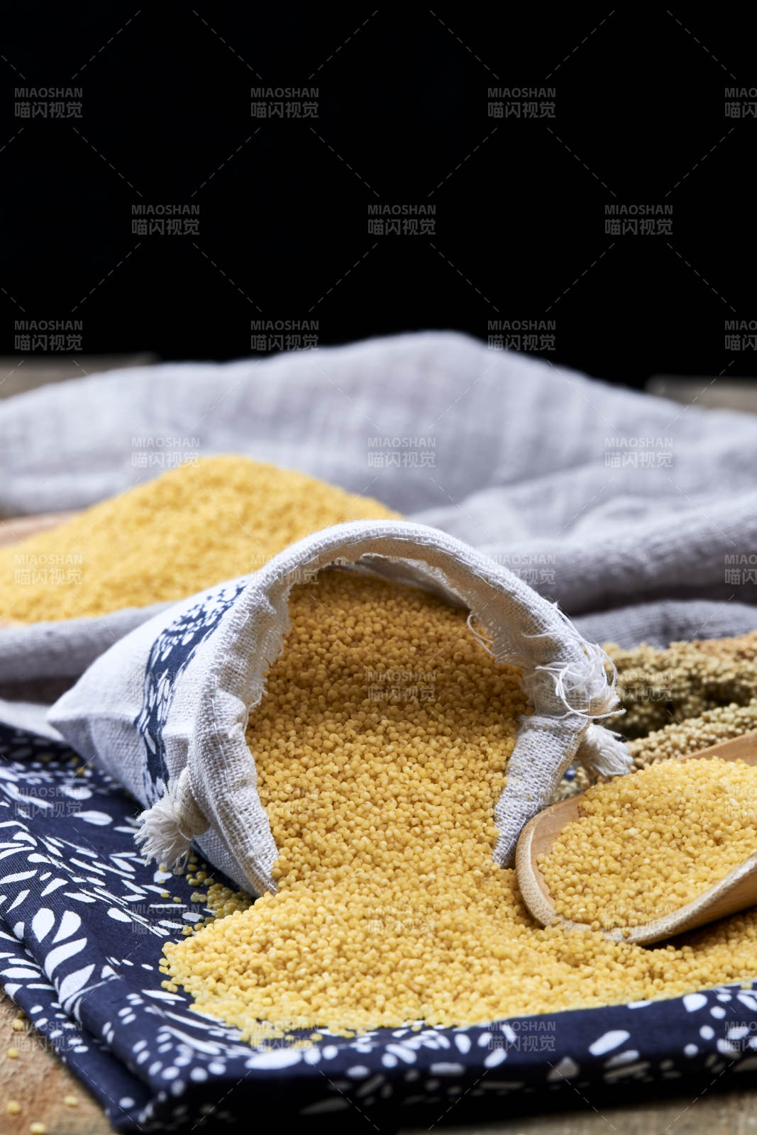质量上乘的金黄小米粟米图片