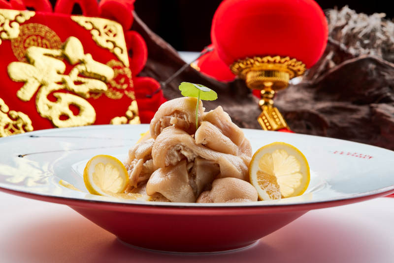 白色瓷盘装的的凉拌猪脚图片