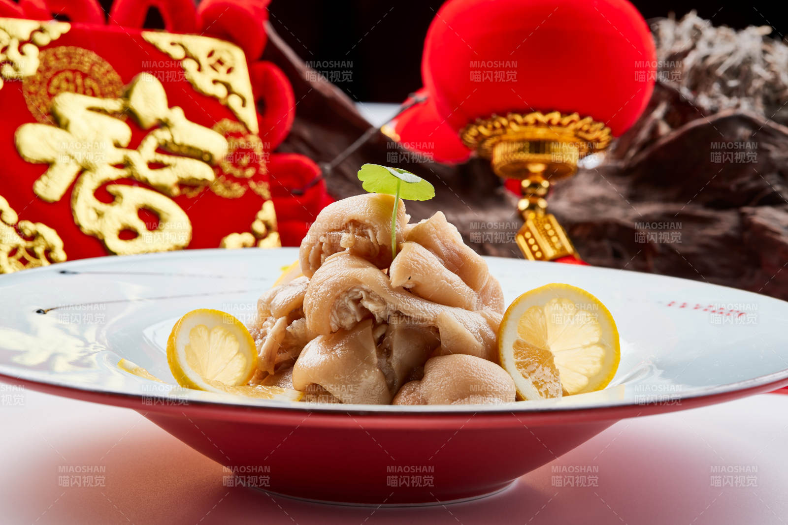 白色瓷盘装的的凉拌猪脚图片