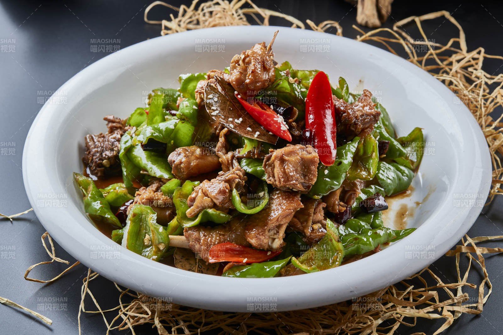 白色瓷盘装的川香辣子鸡图片