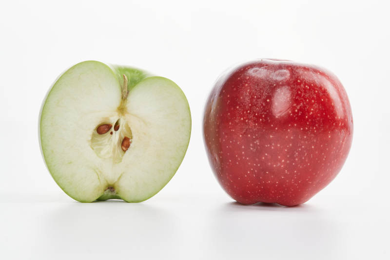 白色背景上摆放的新鲜苹果图片