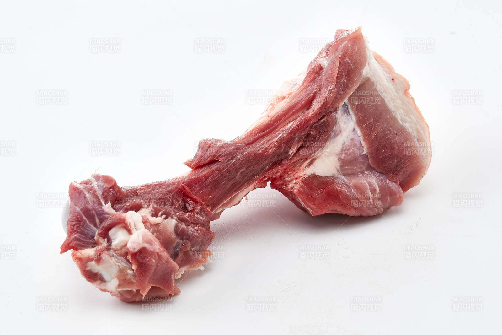 白色背景下的生鲜猪棒骨图片