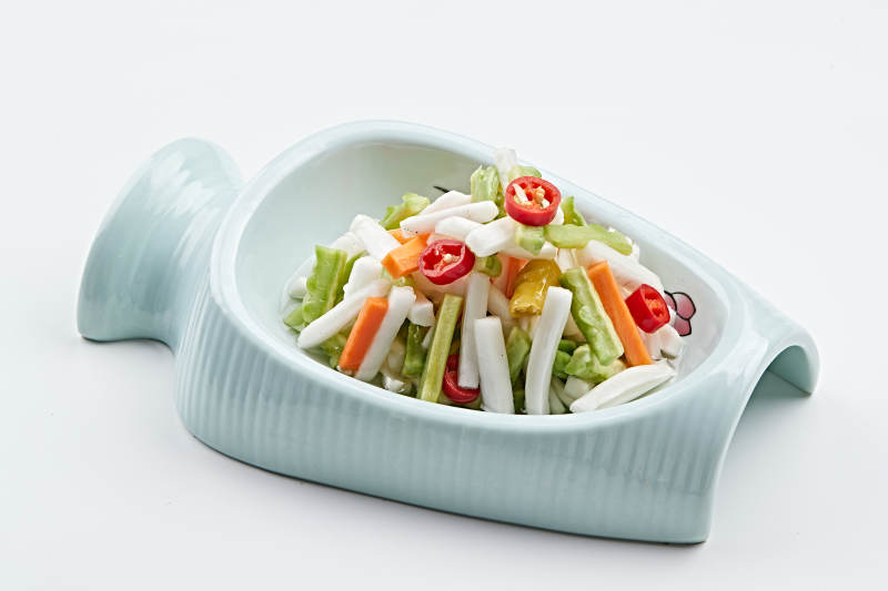 精美餐具装的香辣糖醋小时蔬图片