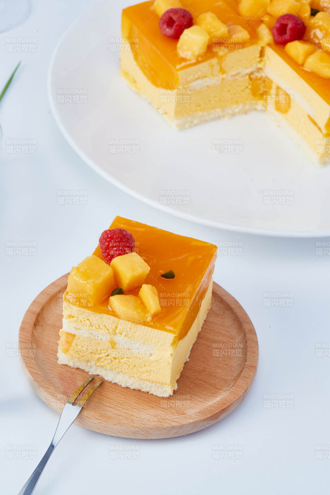 树莓芒果鲜奶慕斯蛋糕图片