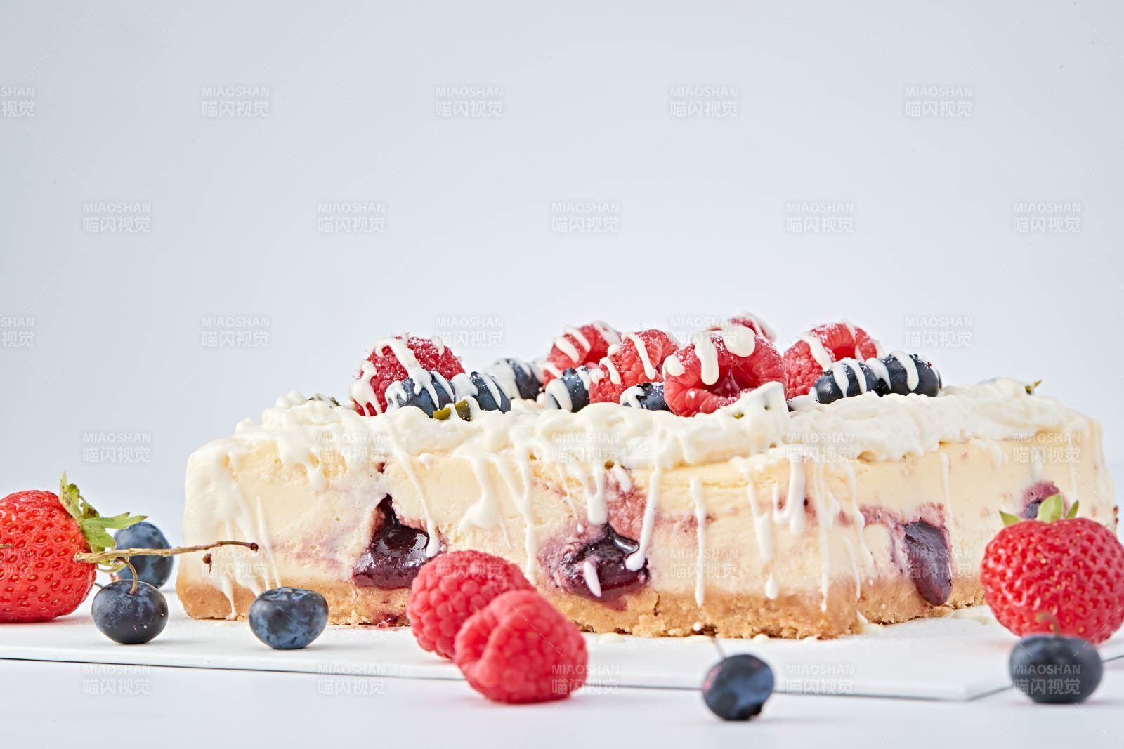 蓝莓树莓鲜奶慕斯蛋糕图片