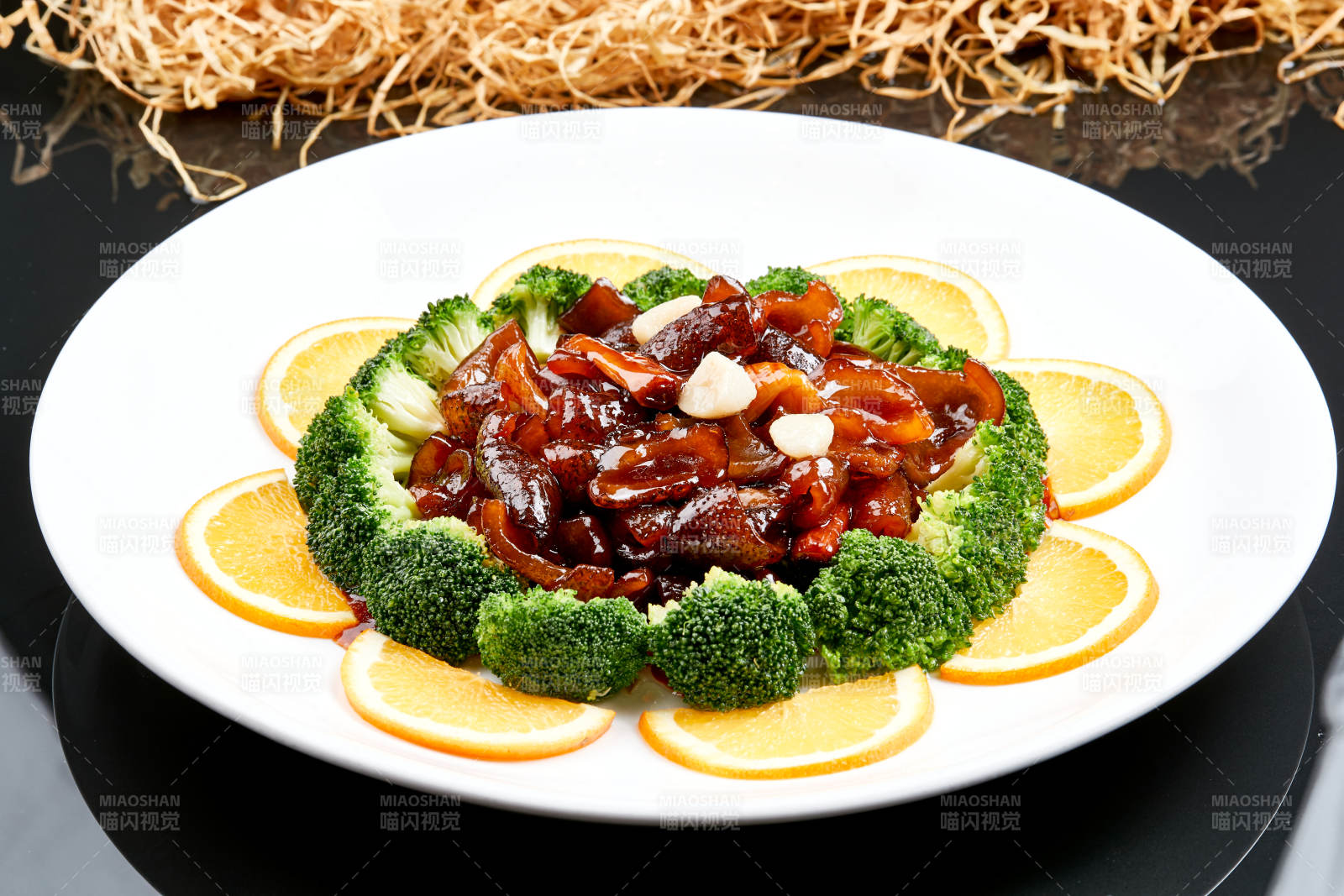 白色瓷盘装的酱爆海参图片