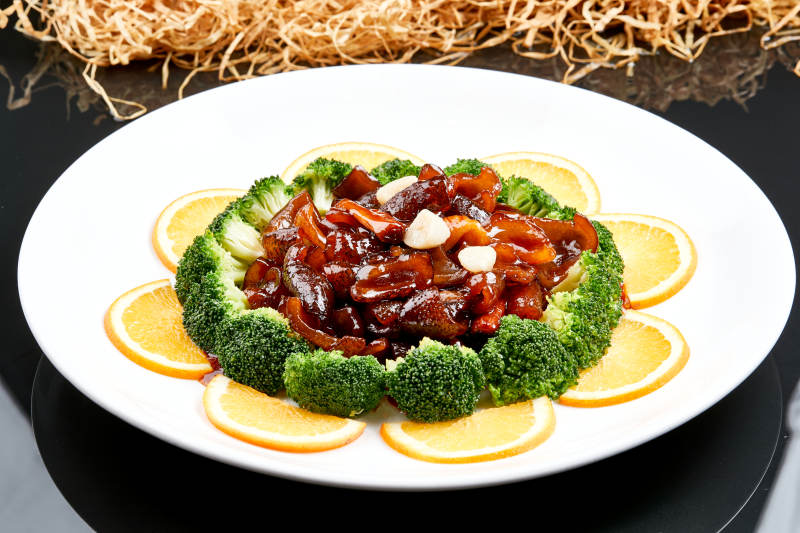 白色瓷盘装的酱爆海参图片