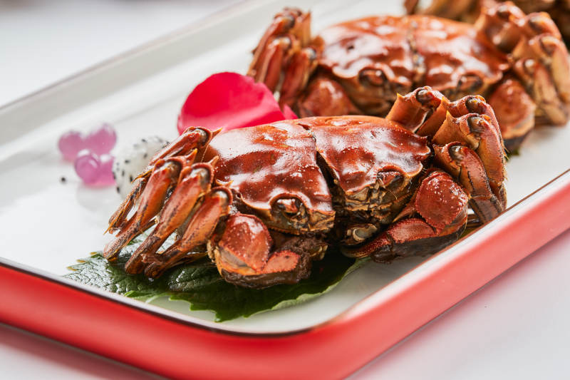 精美餐具装的风味糟醉阳澄湖大闸蟹图片