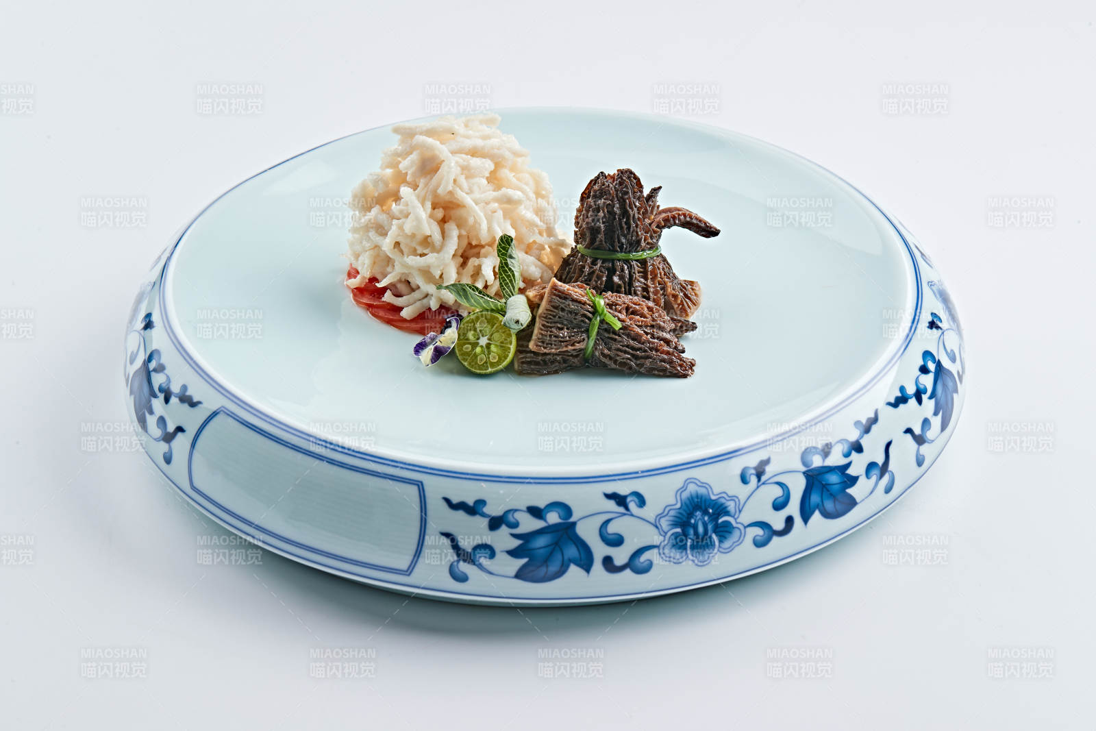 青花瓷盘装的清煮鸡丝配羊肚菌图片