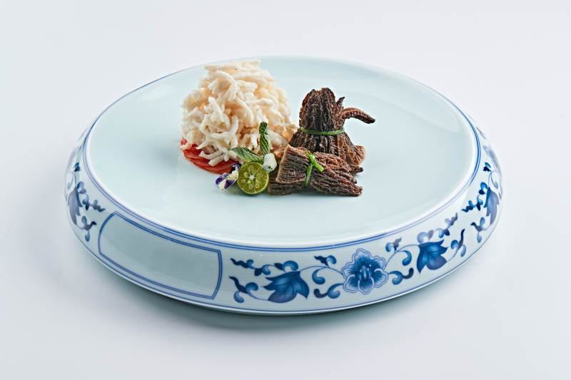 青花瓷盘装的清煮鸡丝配羊肚菌图片