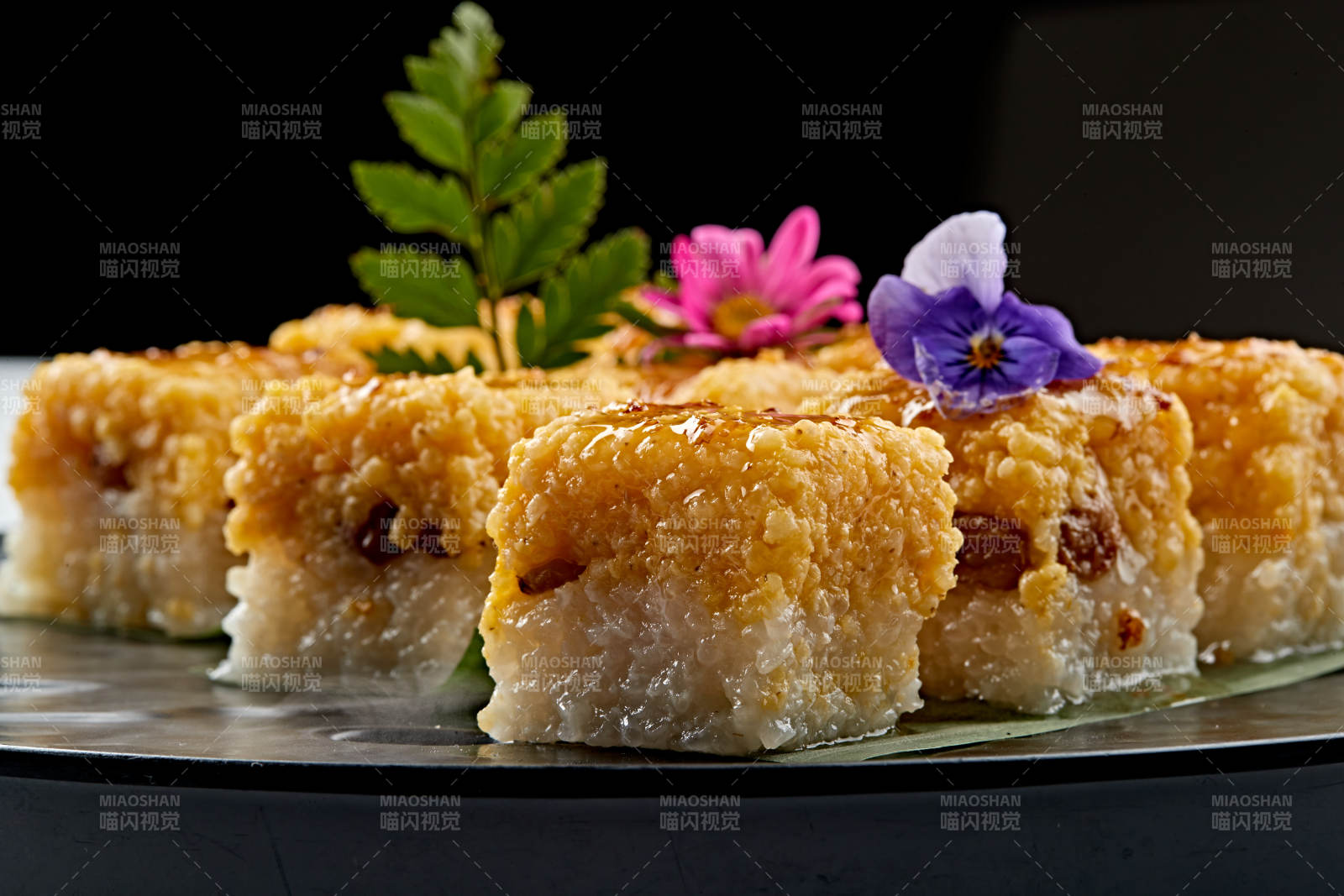 精美餐具装的桂花蜜双色黍米糯糕图片