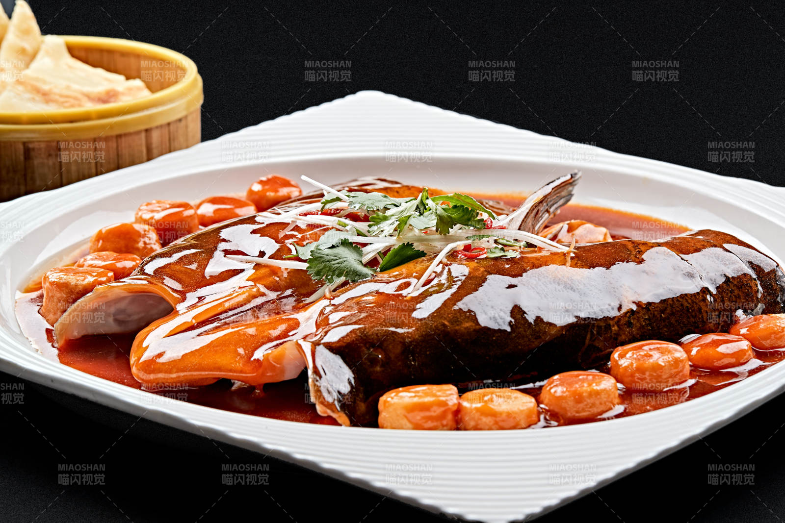 白色瓷盘装的红烧千岛湖大鱼头图片