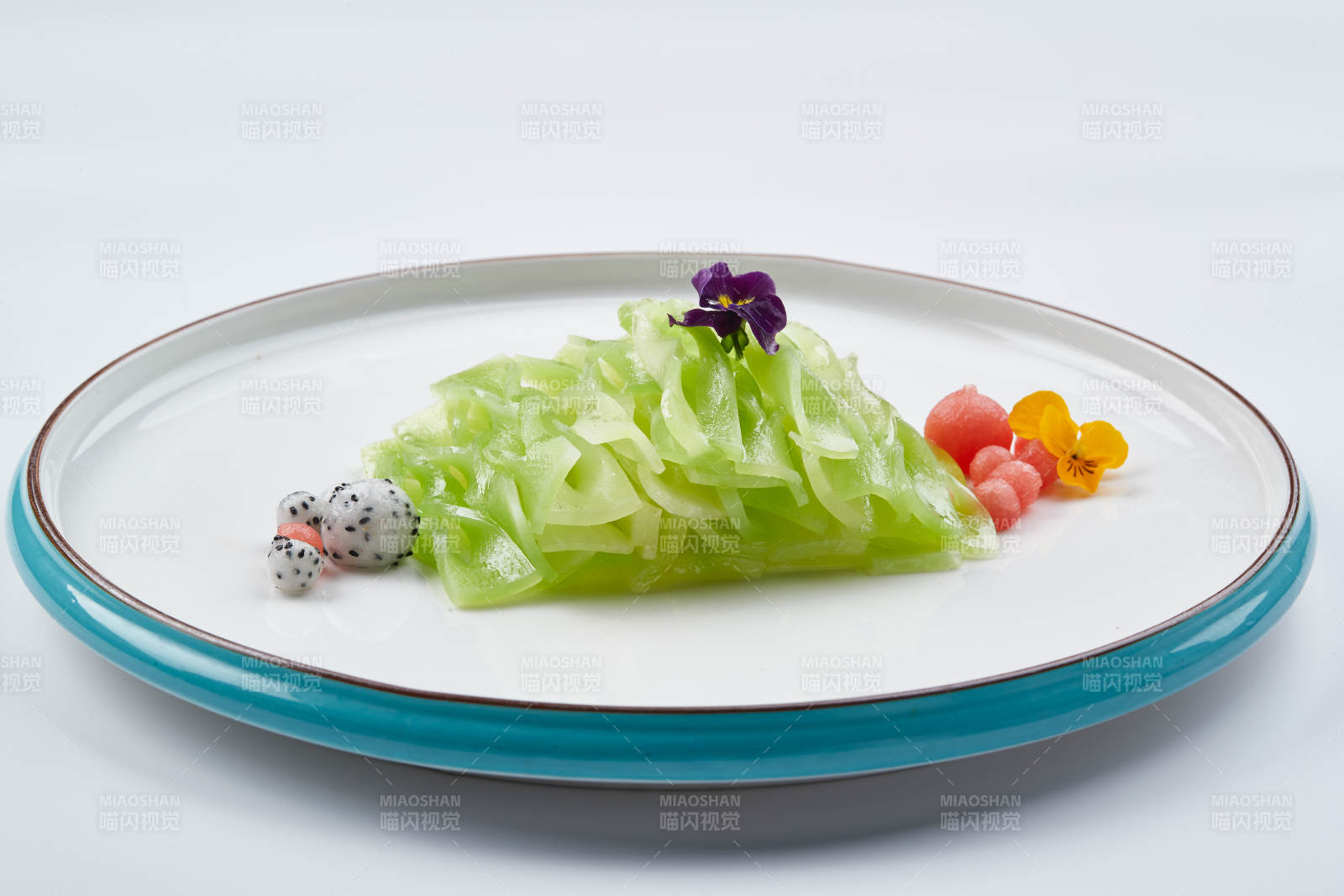 白色瓷盘装的的凉拌青莴笋图片