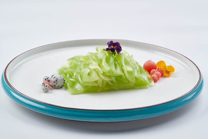 白色瓷盘装的的凉拌青莴笋图片