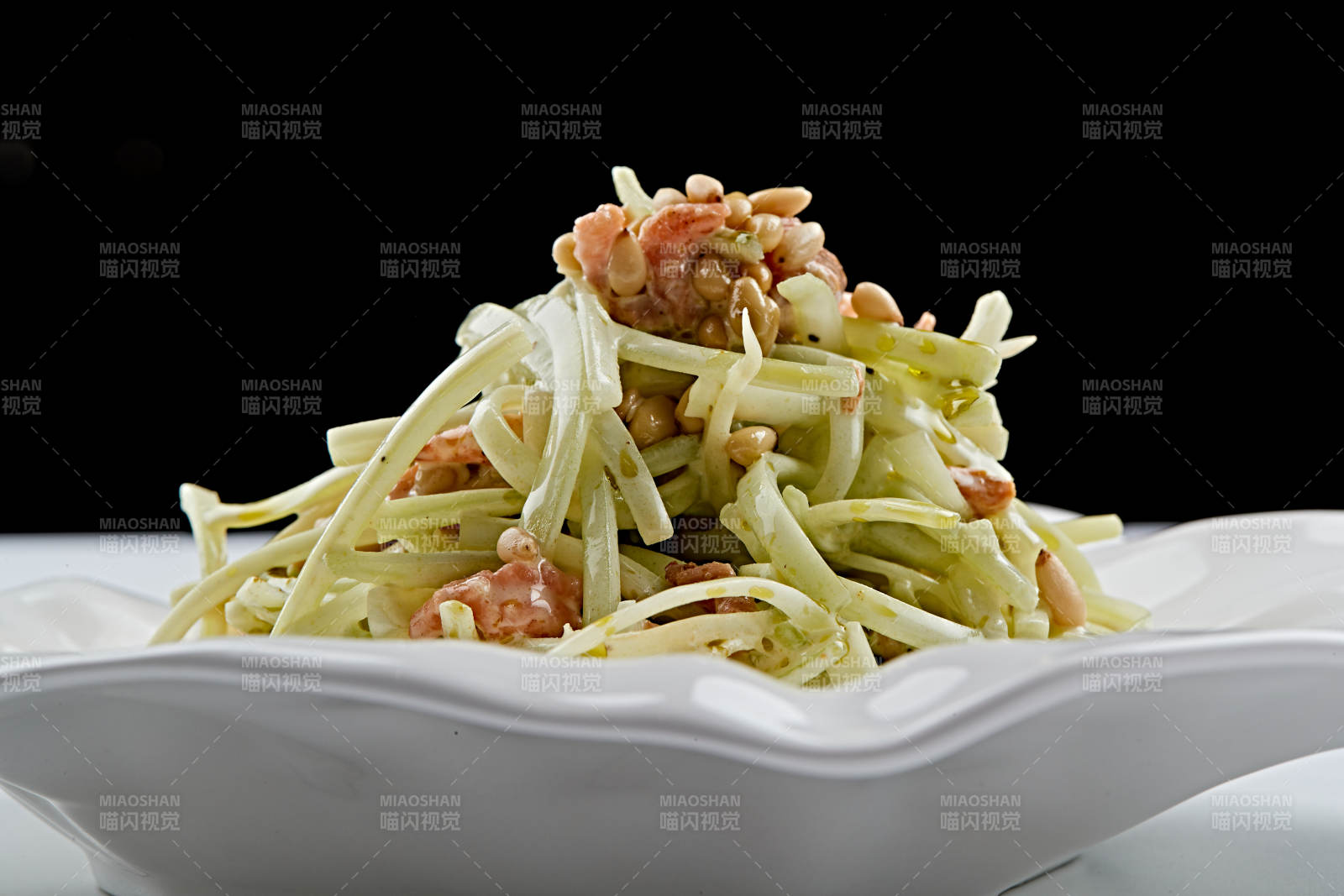 白色瓷盘装的海米银芽图片