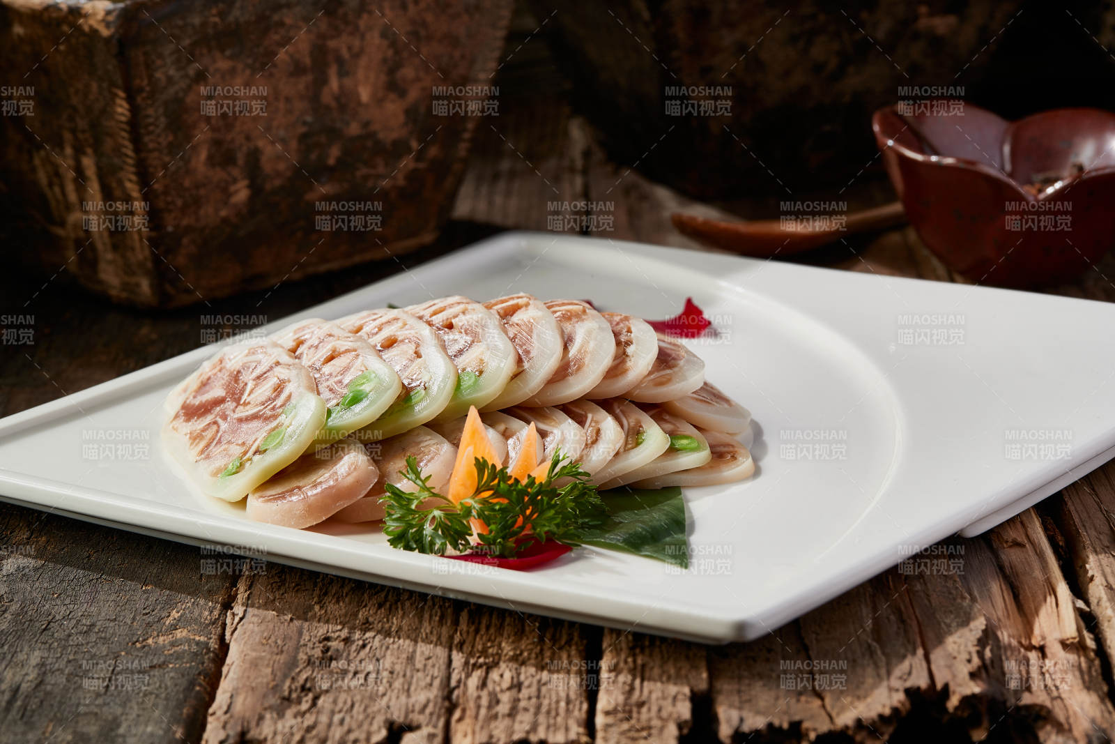 白色瓷盘装的秘制猪耳大鱿鱼卷图片