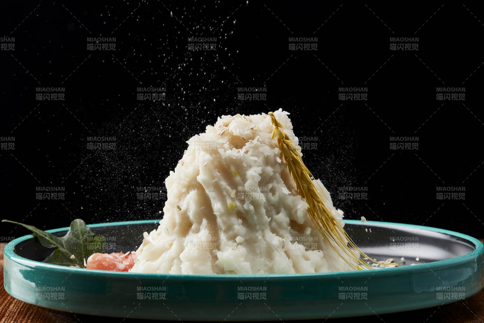 传统健康美食营养土豆泥配薯片图片