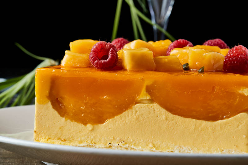 树莓芒果鲜奶慕斯蛋糕图片