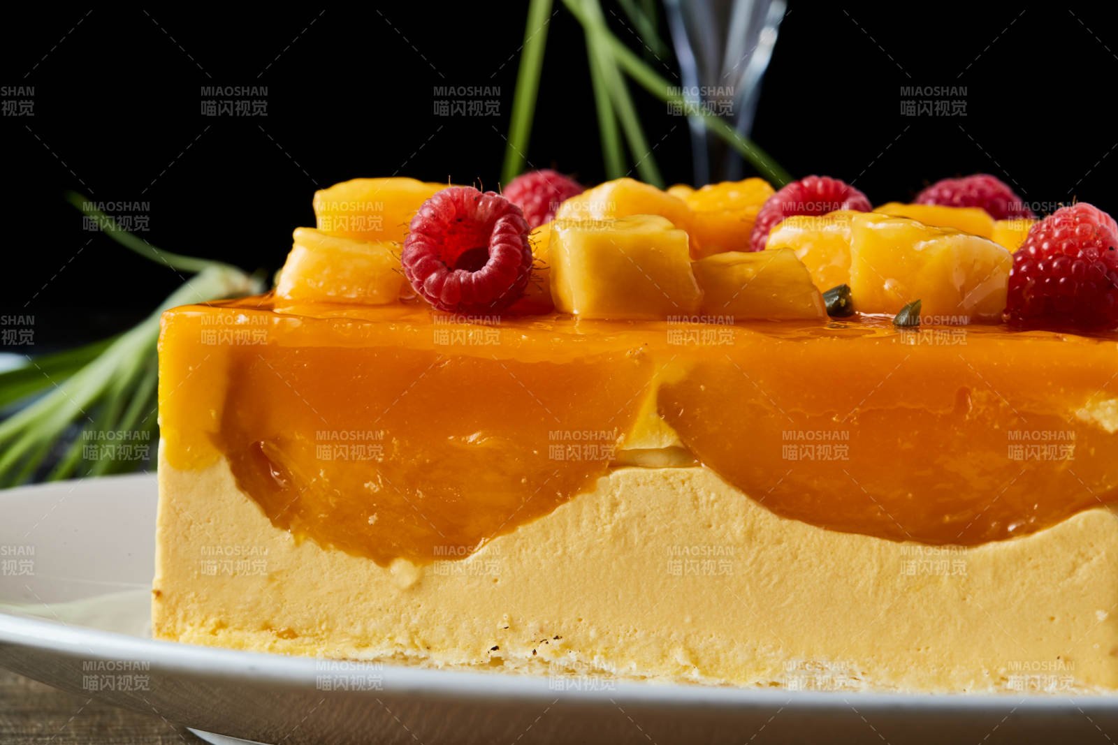 树莓芒果鲜奶慕斯蛋糕图片