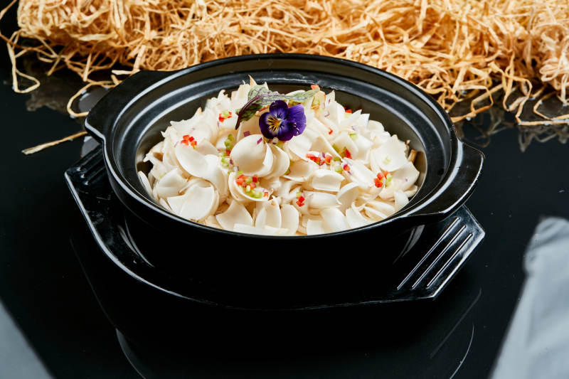 黑色砂锅装的浓汤百合砂锅煲图片