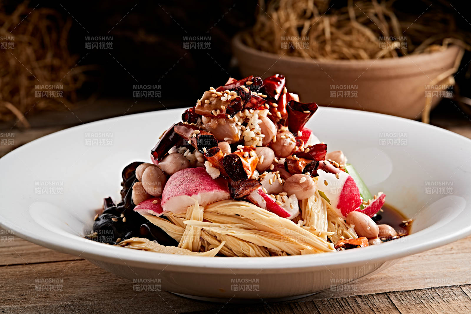 白色瓷盘装的捞汁果仁木耳黄瓜拌腐竹图片