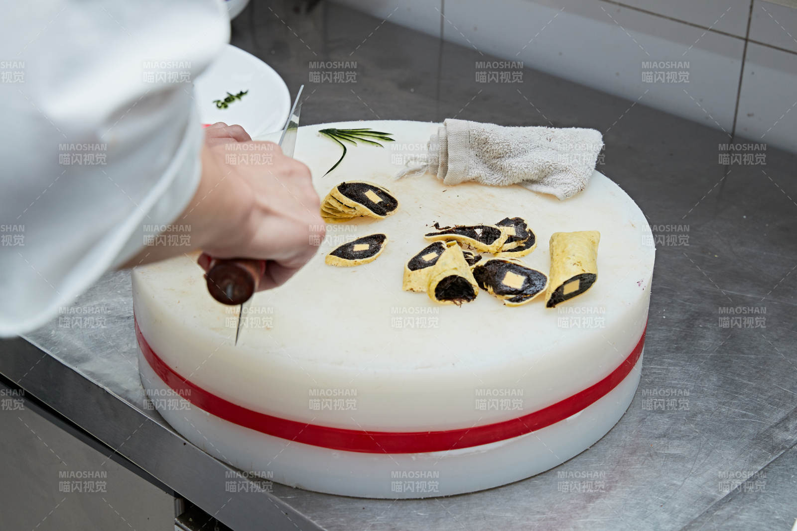 人与食物紧张忙碌的中餐厨房图片