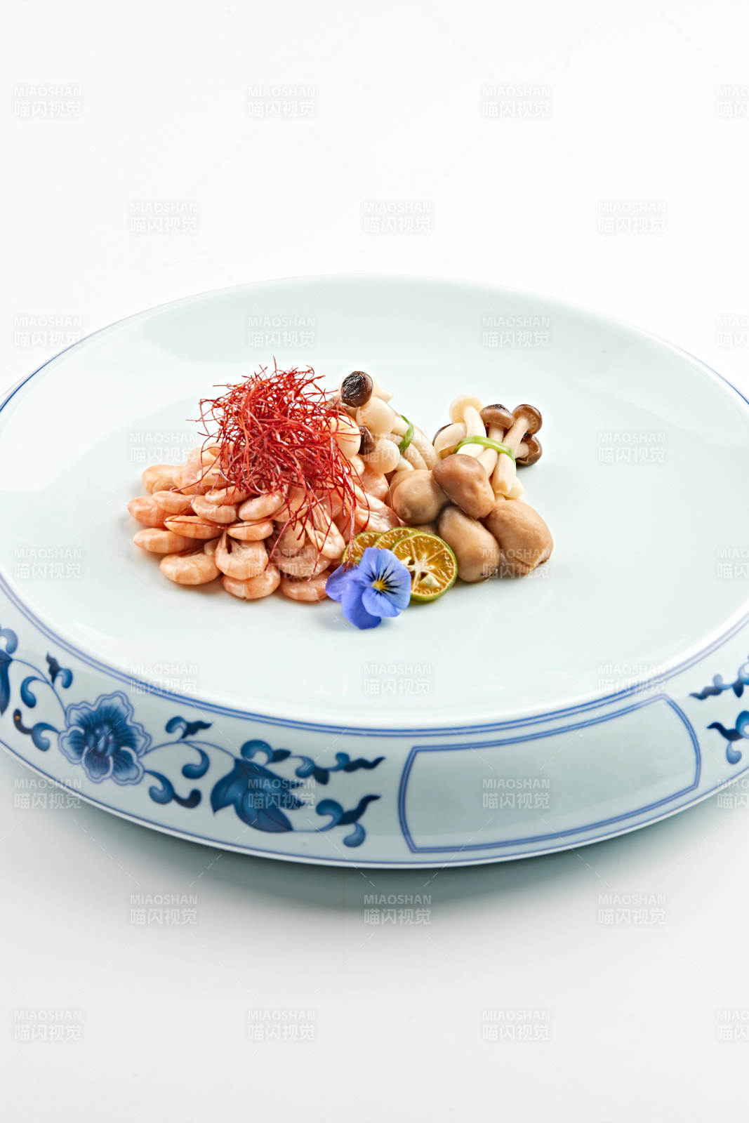 青花瓷盘装的山珍菌配盐水海虾图片