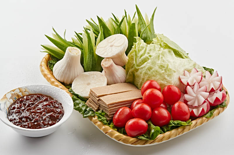 竹制餐具装的农建田园时蔬熏豆干图片