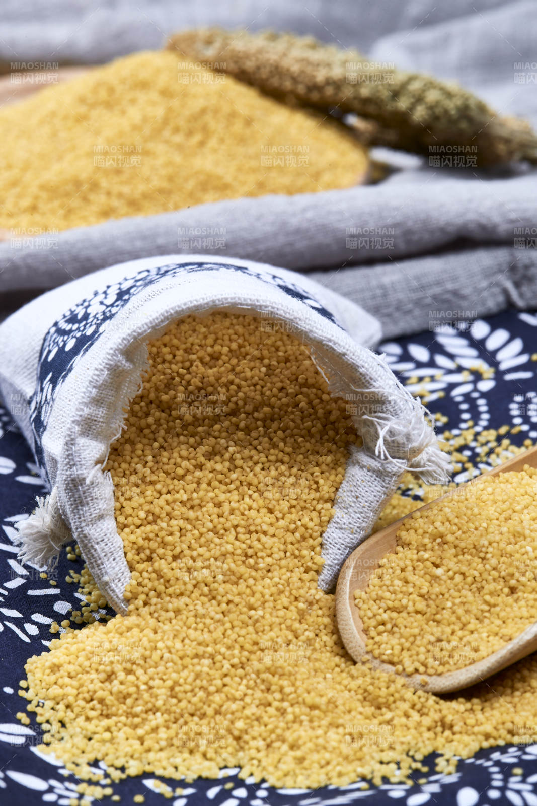 质量上乘的金黄小米粟米图片