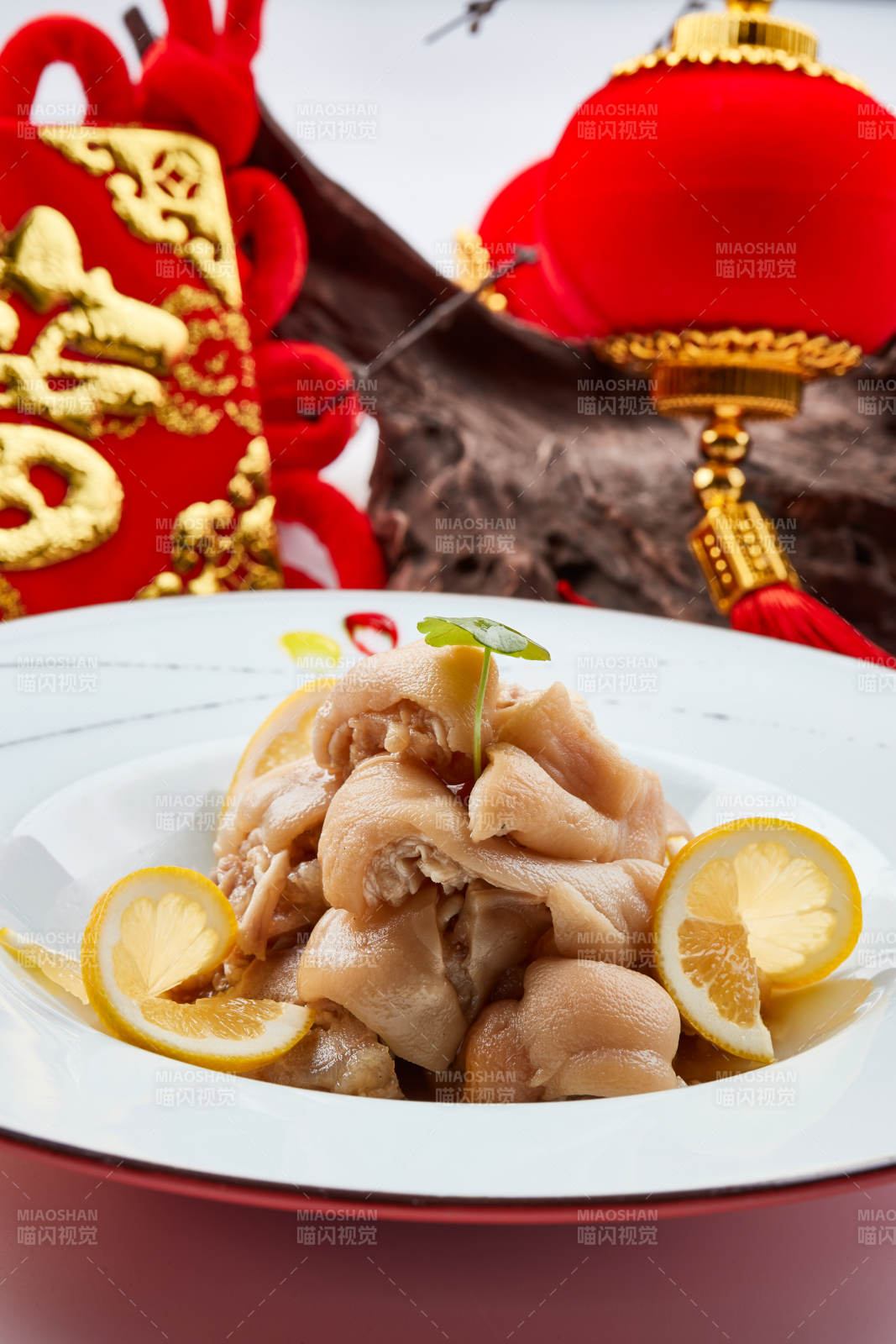 白色瓷盘装的的凉拌猪脚图片