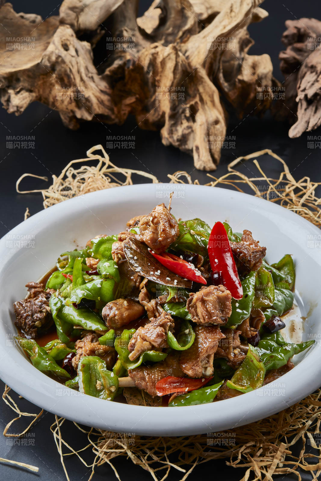 白色瓷盘装的川香辣子鸡图片