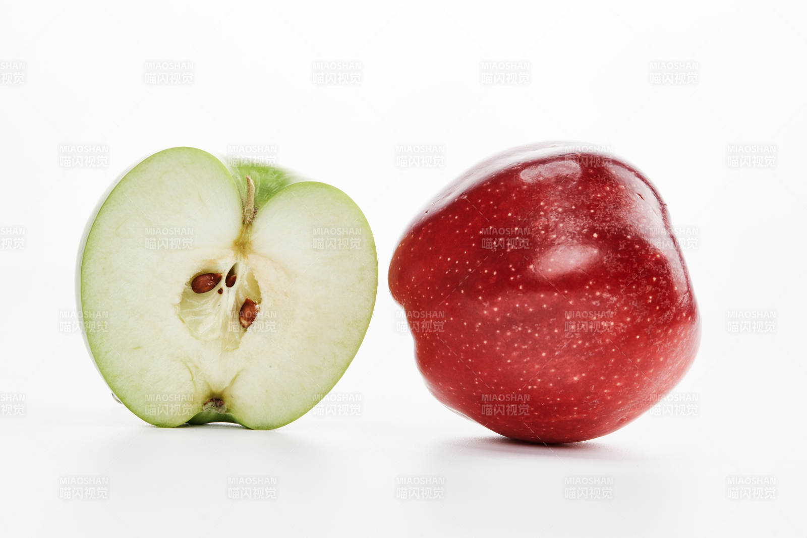 白色背景上摆放的新鲜苹果图片