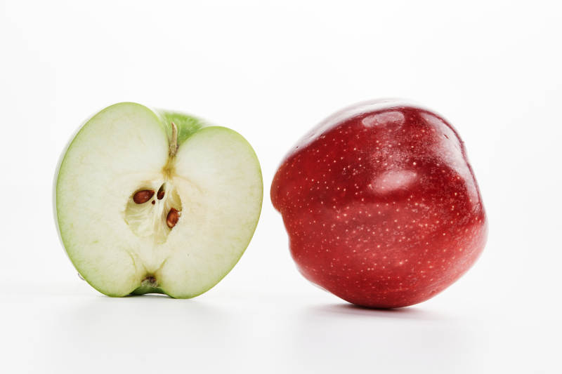 白色背景上摆放的新鲜苹果图片