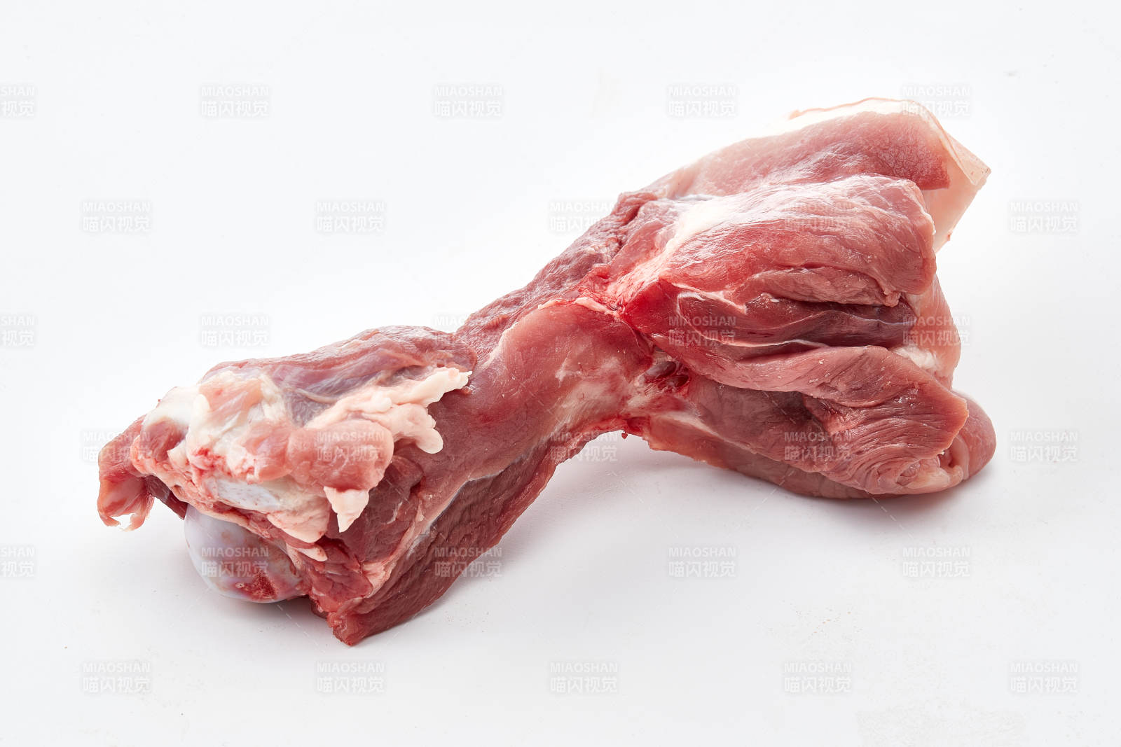 白色背景下的生鲜猪棒骨图片