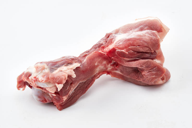 白色背景下的生鲜猪棒骨图片