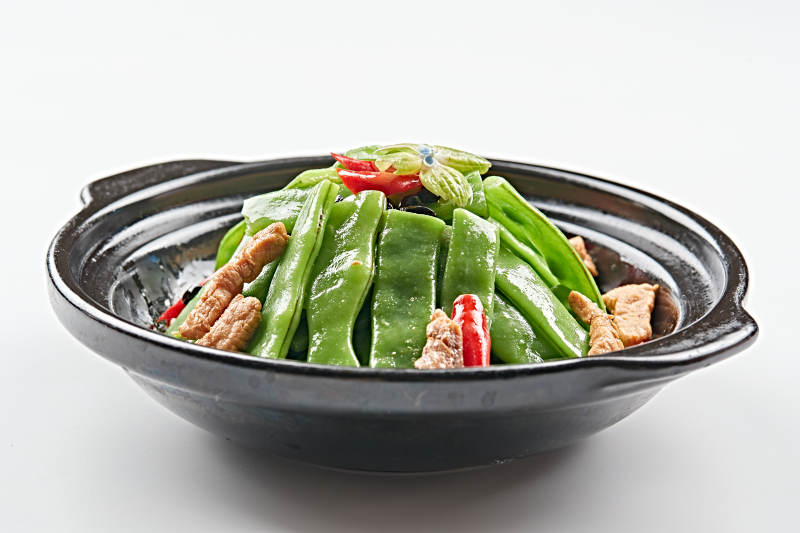 黑色砂锅装的香锅猪五花大刀豆豆角图片