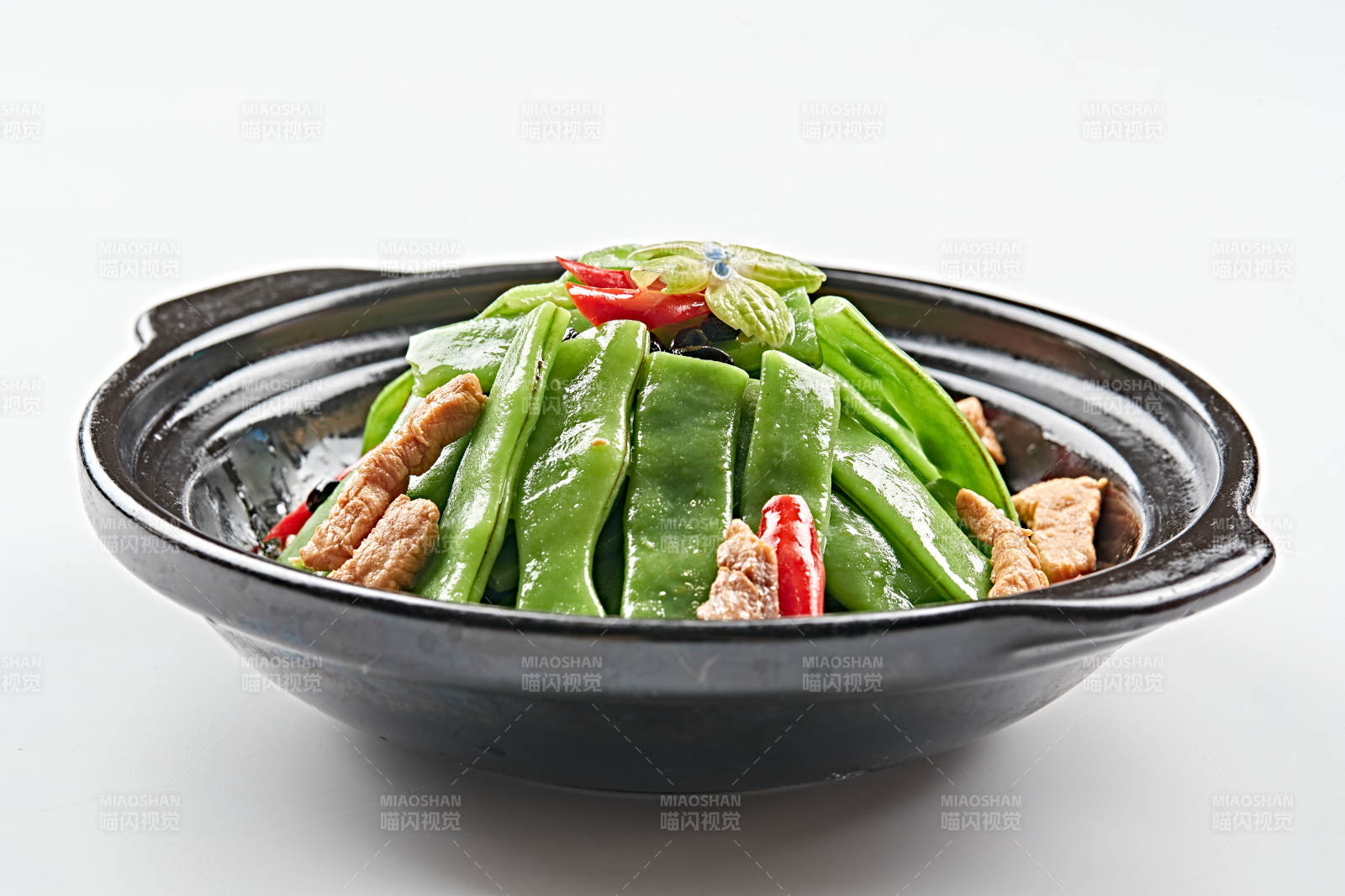 黑色砂锅装的香锅猪五花大刀豆豆角图片