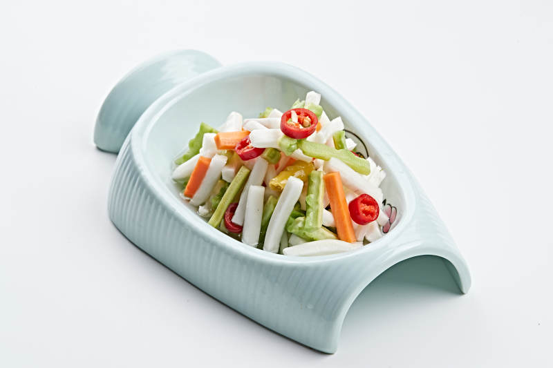 精美餐具装的香辣糖醋小时蔬图片