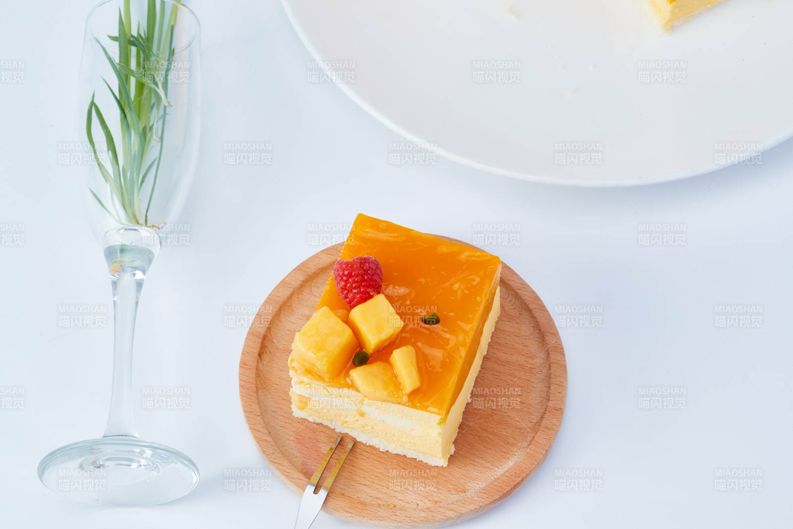 树莓芒果鲜奶慕斯蛋糕图片