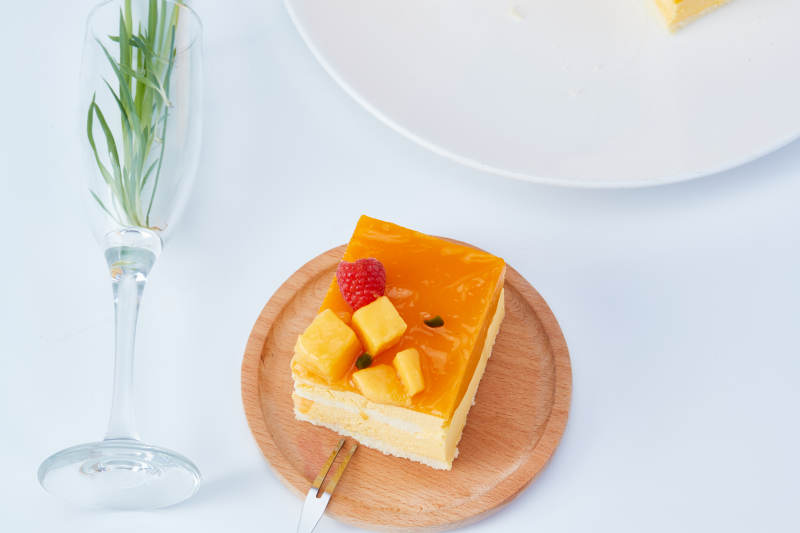 树莓芒果鲜奶慕斯蛋糕图片