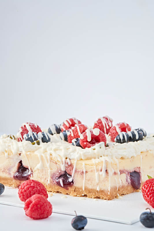 蓝莓树莓鲜奶慕斯蛋糕图片