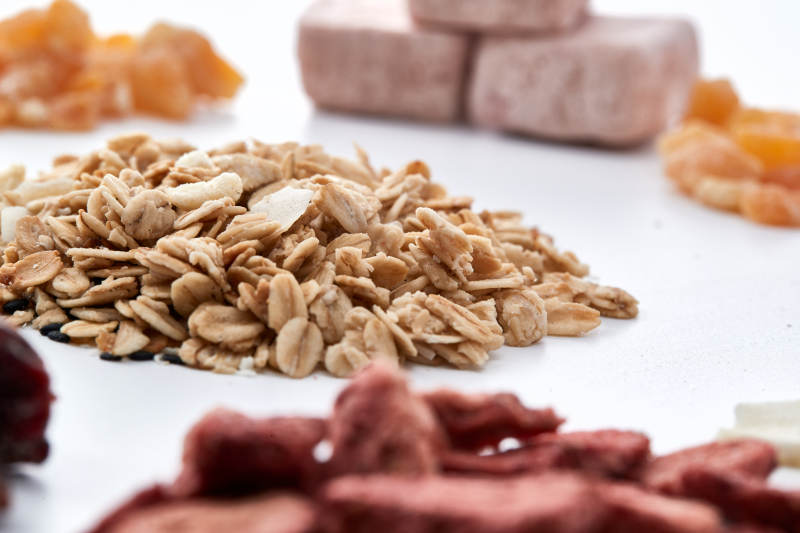 美味健康的营养早餐坚果混合烤燕麦图片